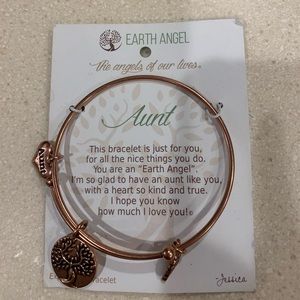 Earth Angel Aunt gold bracelet